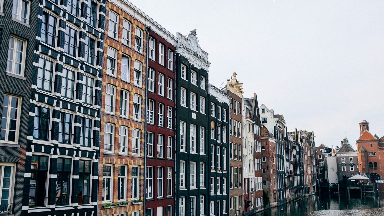 Des maisons étroites et colorées le long d'un canal d'Amsterdam
